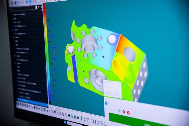 測定結果をカラーマップで可視化したPC-DMISの画面。結果を視覚的に把握でき、分析作業の効率化が期待できます。